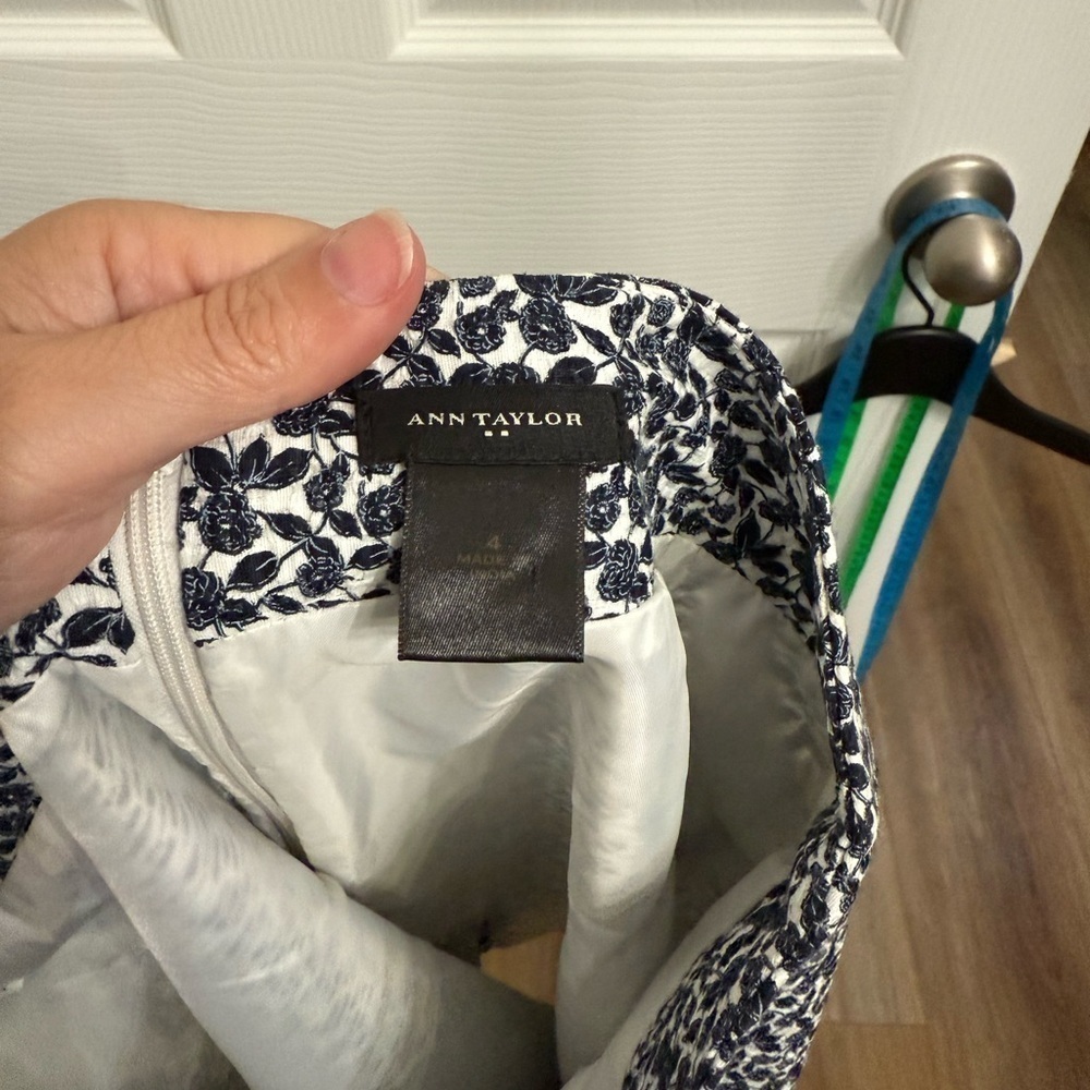 Ann Taylor Pencil skirt size 4 blue & white floral design short cotton zip up - Picture 4 of 6